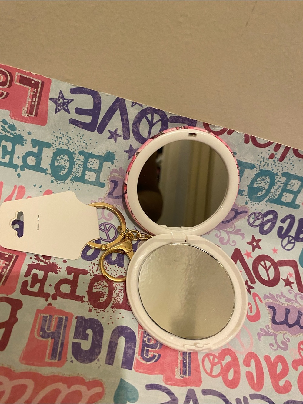 Pink Lip Gloss Pattern Compact Keychain With Mirror - Picture 3 of 3
